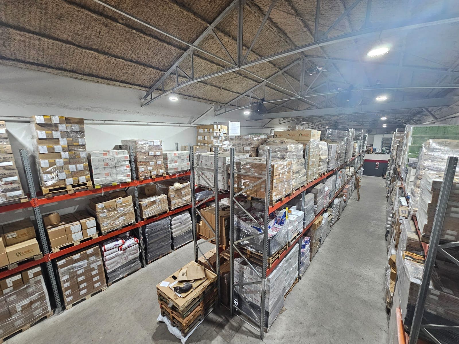 Depósito de Rincón Chico con stock real, estanterías completas