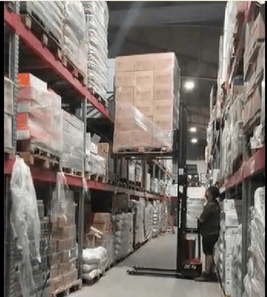 Equipo de Rincón Chico preparando pedidos en el depósito de San Justo